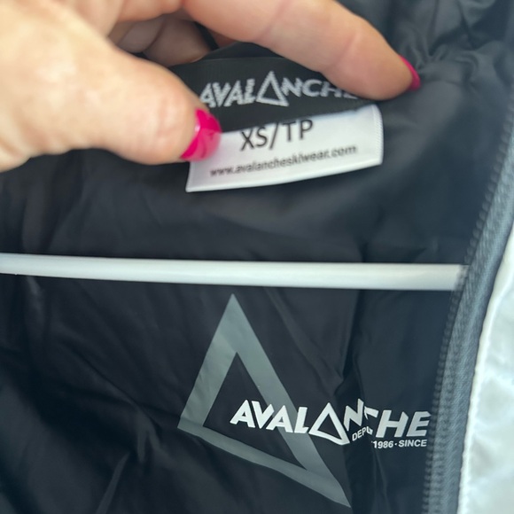 White AVALANCHE ski jacket with hood. - Picture 5 of 5